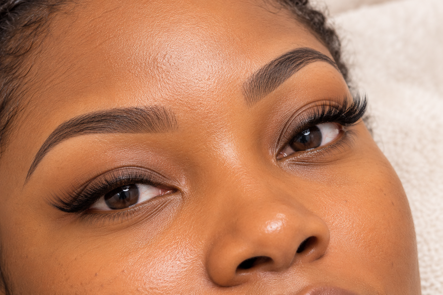 AI-generated close-up illustrating cat-eye style eyelash extensions